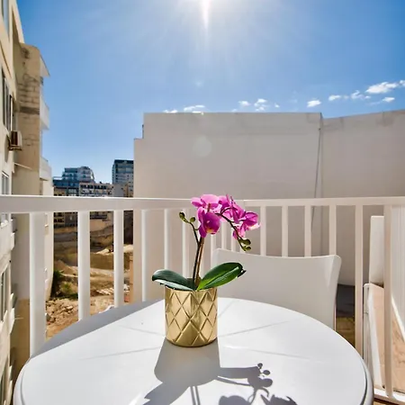 Modern Duplex Penthouse With Jacuzzi * Sliema